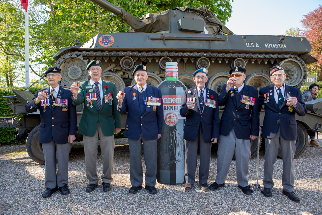 Zes Canadese veteranen planten een esdoorn